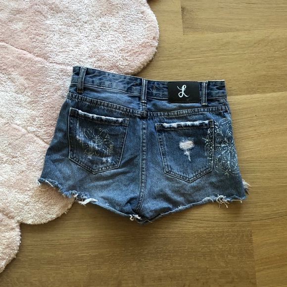 Hand painted denim shorts - Picture 2 of 2